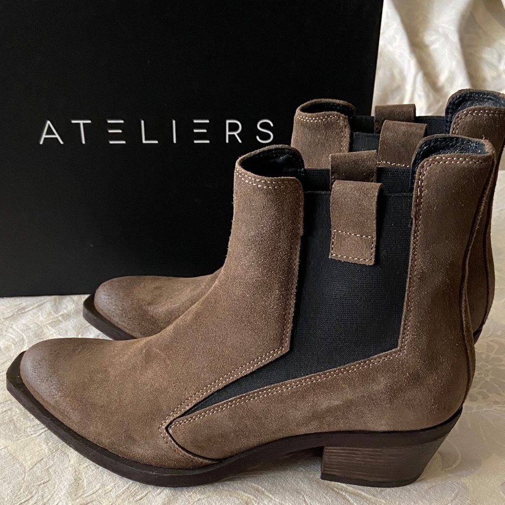Ateliers Women's Brown Suede Ankle Booties. NEW size 40